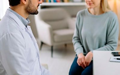 Врач в белом халате ведёт беседу с пациенткой
